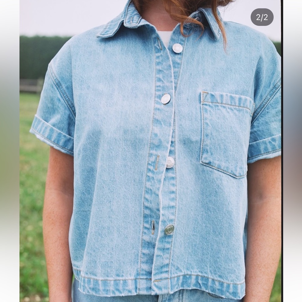 Cropped short sleeve denim shirt